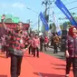 Tasdi bergaya saat pembukaan Gebyar Batik Purbalingga dengan motif batik khas, motif lawa. Sabtu, 12 mei 2018. (Dok Kominfo Purbalingga/Liputan6.com)