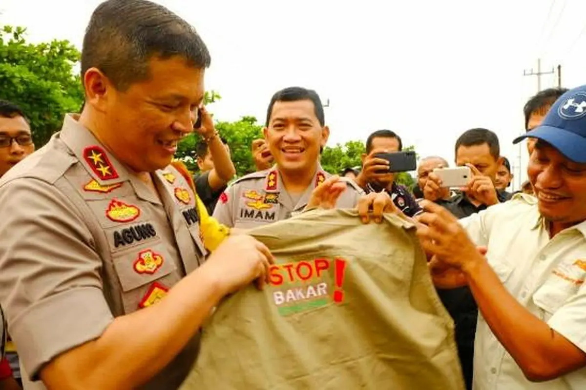 Kapolda Riau Irjen Agung Setya dalam kampanye stop bakar lahan yang bisa menimbulkan kabut asap.
