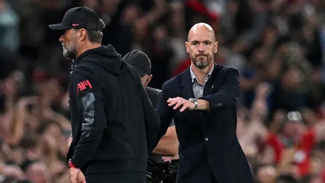 Manajer MU Erik ten Hag bersalaman dengan pelatih Liverpool Jurgen Klopp