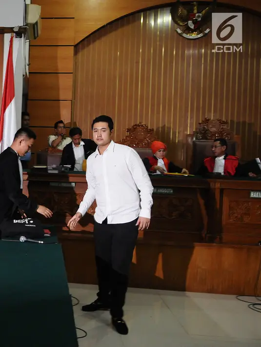 Terdakwa kasus penggguna kokain Richard Muljadi usai menjalani sidang putusan di Pengadilan Negeri Jakarta Selatan, Kamis (28/2). Richard divonis 1 tahun 6 bulan dengan dipotong masa tahanan untuk rehablitasi. (Liputan6.com/Herman Zakharia)