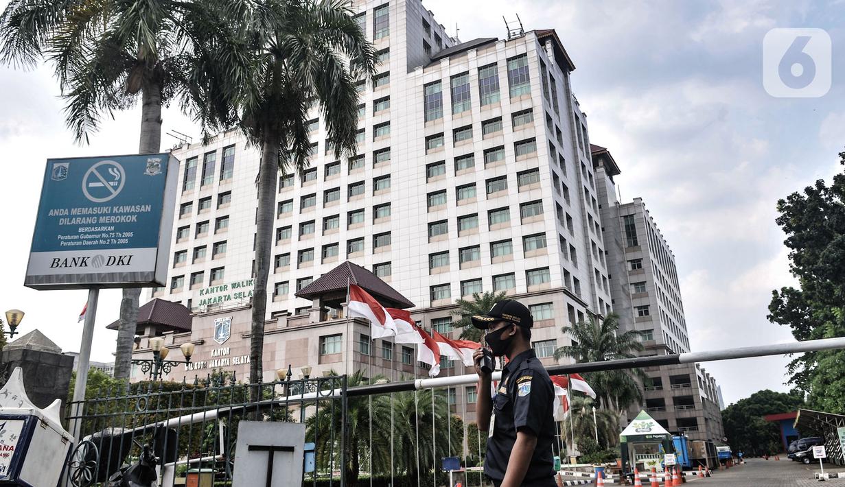 Petugas keamanan saat berjaga di depan Kantor Wali Kota Jakarta Selatan, Jakarta, Kamis (17/9/2020). Kantor Wali Kota Jakarta Selatan ditutup sementara mulai hari ini hingga dibuka kembali pada 21 September setelah tujuh ASN ditemukan positif terpapar Covid-19. (merdeka.com/Iqbal S. Nugroho)