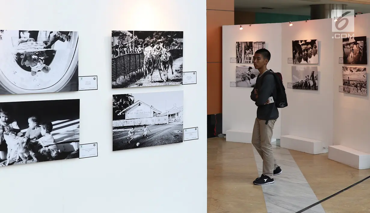Sejumlah karya fotografi dipajang dalam pameran fotografi bertajuk “Semangat Anak Indonesia dalam Bingkai Hitam Putih” di TIM, Jakarta, Selasa (20/3). Sebanyak 60 foto nominasi dipamerkan di Gedung Teater Kecil. (Liputan6.com/Immanuel Antonius)