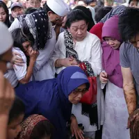 Sophia Latjuba memeluk Allea, dan berusaha menenangkannya. (Adrian Putra/Bintang.com)