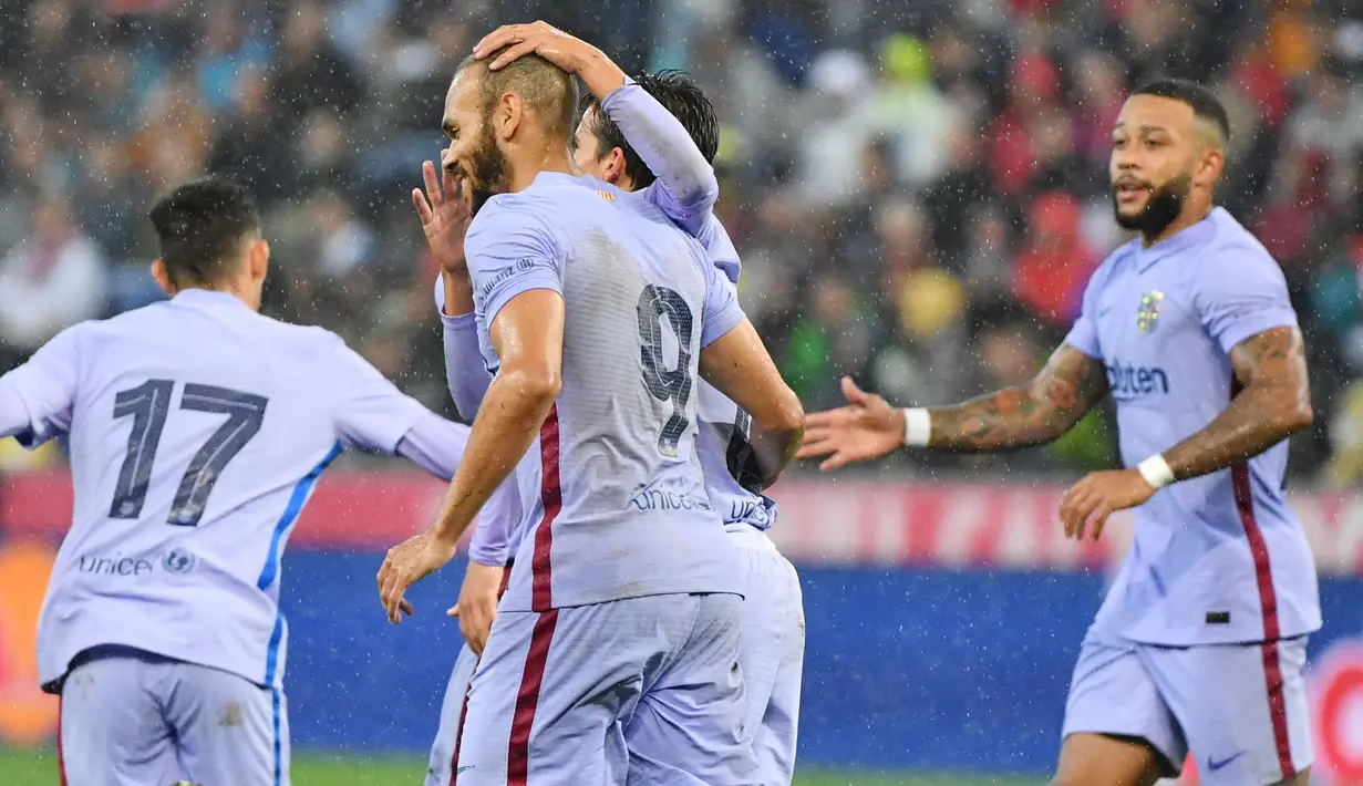 Barcelona menelan kekalahan saat melakoni laga ujicoba keempat di masa pramusim 2021/22 melawan klub asal Austria, RB Salzburg. (Foto: AFP/Barbara Gindl)