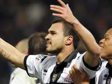 Selebrasi gol striker Parma Valeri Bojinov (kiri) dan Jonathan Biabiany ke gawang AC Milan di laga Serie A yang berlangsung di Ennio Tardini Stadium, Parma, 24 Maret 2010. AFP PHOTO / FABIO MUZZI 