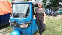 Simone Korn (38), wisatawan asal Jerman yang berkeliling Sulawesi menggunakan bajaj. (Liputan6.com/Andri Arnold)