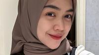 Ria Ricis menanyai follower-nya apa cita-cita yang ingin diwujudkan di bulan suci Ramadhan. Jawabnya umrah, sudah menabung tapi uang belum cukup. (Foto: Dok. Instagram @riaricis1795)