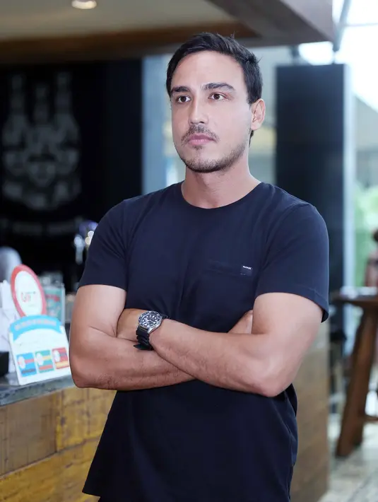 Waktu dua minggu syuting di Malaysia, ia manfaatkan untuk banyak bertanya tentang akting dari mantan suami Dewi Yull tersebut. Apalagi ia menginap dalam satu kamar dengan aktor senior tersebut. (Nurwahyunan/Bintang.com)