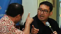 Wakil Ketua DPR RI, Fadli Zon (kanan) saat berdiskusi dengan ahli hukum TemanAhok, Andi P Syafrani di Jakarta, Sabtu (18/6). Diskusi mengangkat tema Mencari Sumber yang Waras. (Liputan6.com/Helmi Fithriansyah)