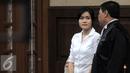 Jessica Kumala Wongso berdiskusi dengan penasehat hukumnya ketika menjalani sidang lanjutan di Pengadilan Negeri Jakarta Pusat, Jakarta, Senin(5/9). (Liputan6.com/Helmi Afandi)