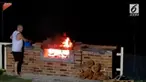 Detik-detik mengerikan saat seorang pria terbakar api pemanggang.