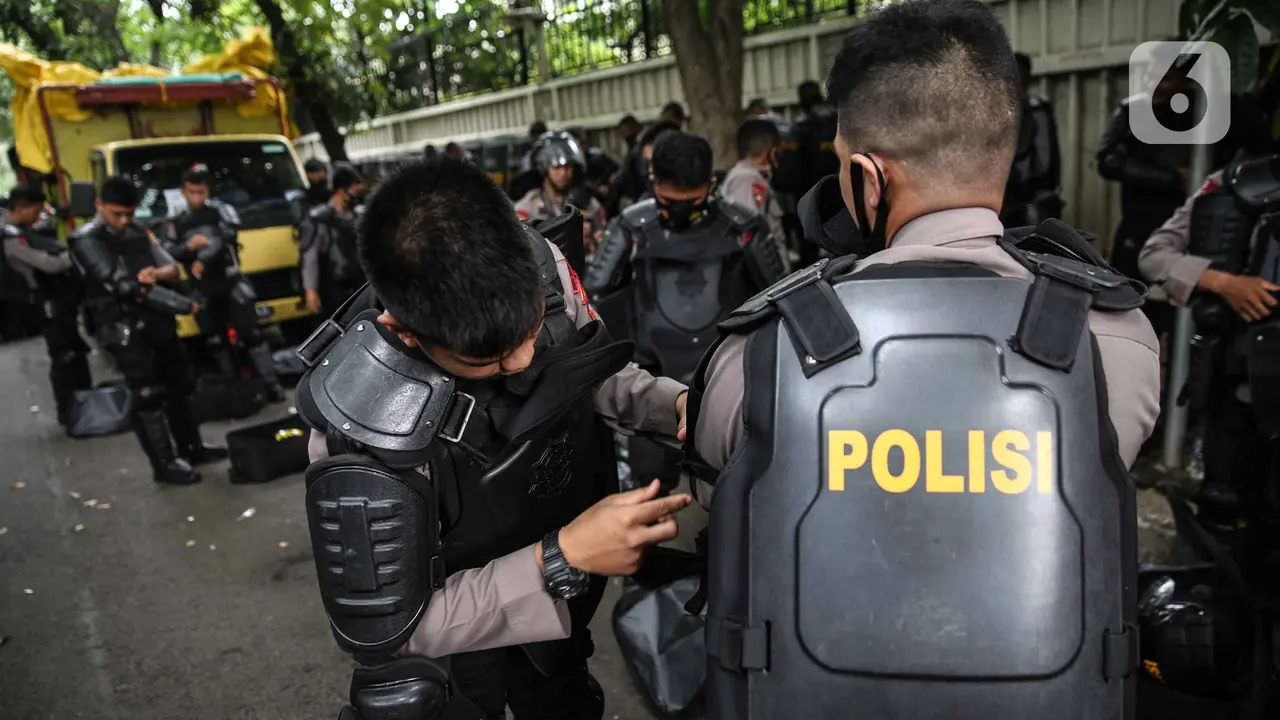 Kesiapan Anggota Brimob Mengamankan Aksi Demo Tolak Omnibus Law