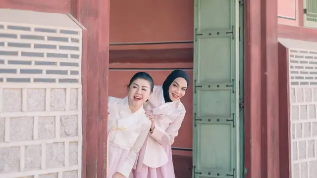 Potret Cantik Mami Rieta Amilia dan Desiree Tarigan Pakai Handbok di Korea, Bestie Awet Muda. (instagram/mamitoko, instagram/rieta_amilia)