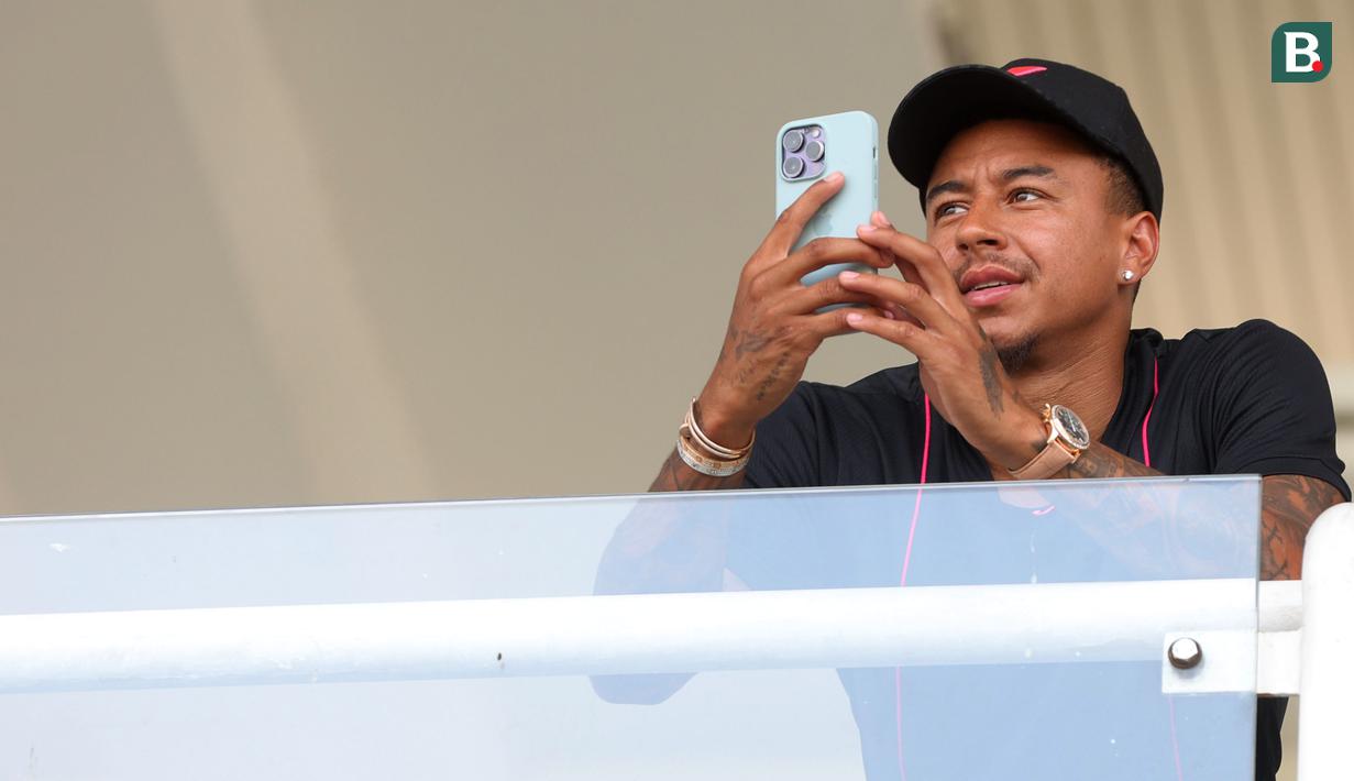 <p>Mantan penyerang Manchester United, Jesse Lingard memfoto kegiatan anak-anak sebelum memberikan coaching clinic kepada pesepak bola cilik di Stadion Madya Senayan, Jakarta Pusat, Sabtu (10/6/2023). Kegiatan tersebut diikuti oleh hampir 100 anak dari Jakarta Intercultural School dan ada juga dari sekolah sepak bola lainnya. (Bola.com/M Iqbal Ichsan)</p>