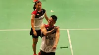 Riky Widianto/Richi Puspita Dili saat melawan pasangan China Zhang Nan/Zhao Yunlei pada laga Indonesia Open 2016 di Istrora Senayan, Jakarta, Kamis (2/6/2016). Riky/Richi  kalah 21-18,16-21,13-21. (Bola.com/Nicklas Hanoatubun)