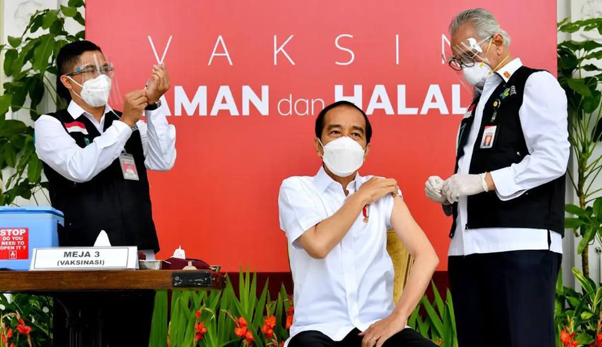 Presiden Joko Widodo atau Jokowi (tengah) bersiap menjalani penyuntikan vaksin COVID-19 di Istana Merdeka, Jakarta, Rabu (13/1/2021). Vaksinator Wakil Ketua Dokter Kepresidenan, Prof. dr. Abdul Muthalib, Sp.PD-KHOM, dibantu seorang asisten. (Biro Pers Sekretariat Presiden/Laily Rachev)