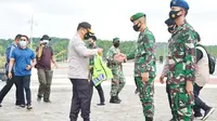 Kapolda Riau Irjen Agung Setya Imam Effendi saat melepas Satgas Pemburu Teking Covid-19 di Pekanbaru. (Liputan6.com/M Syukur)