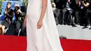 Aktris Natalie Portman berpose di karpet merah saat menghadiri pemutaran film "Planetarium" di Festival Film Venice ke-73 di Venice, Italia (8/9). Artis kelahiran 9 Juni 1981 ini tampil anggun dengan gaun berwarna putih. (REUTERS/Alessandro Bianchi)