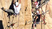 Tim peneliti rela melakukan panjat tebing selama 6 tahun untuk memperbaiki tebing di Lembah Bamiyan, Afganistan. (Foto : Muhammadi Reza Ghulam/UNESCO Kabul)