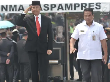 Menteri Koordinator Bidang Politik, Hukum dan Keamanan (Menko Polhukam) Wiranto memberi hormat saat tiba untuk menghadiri pemakaman almarhum Presiden ke-3 Republik Indonesia BJ Habibie di Taman Makam Pahlawan Nasional Utama (TMP) Kalibata, Jakarta, Kamis (12/9/2019). (merdeka.com/Iqbal Nugroho)