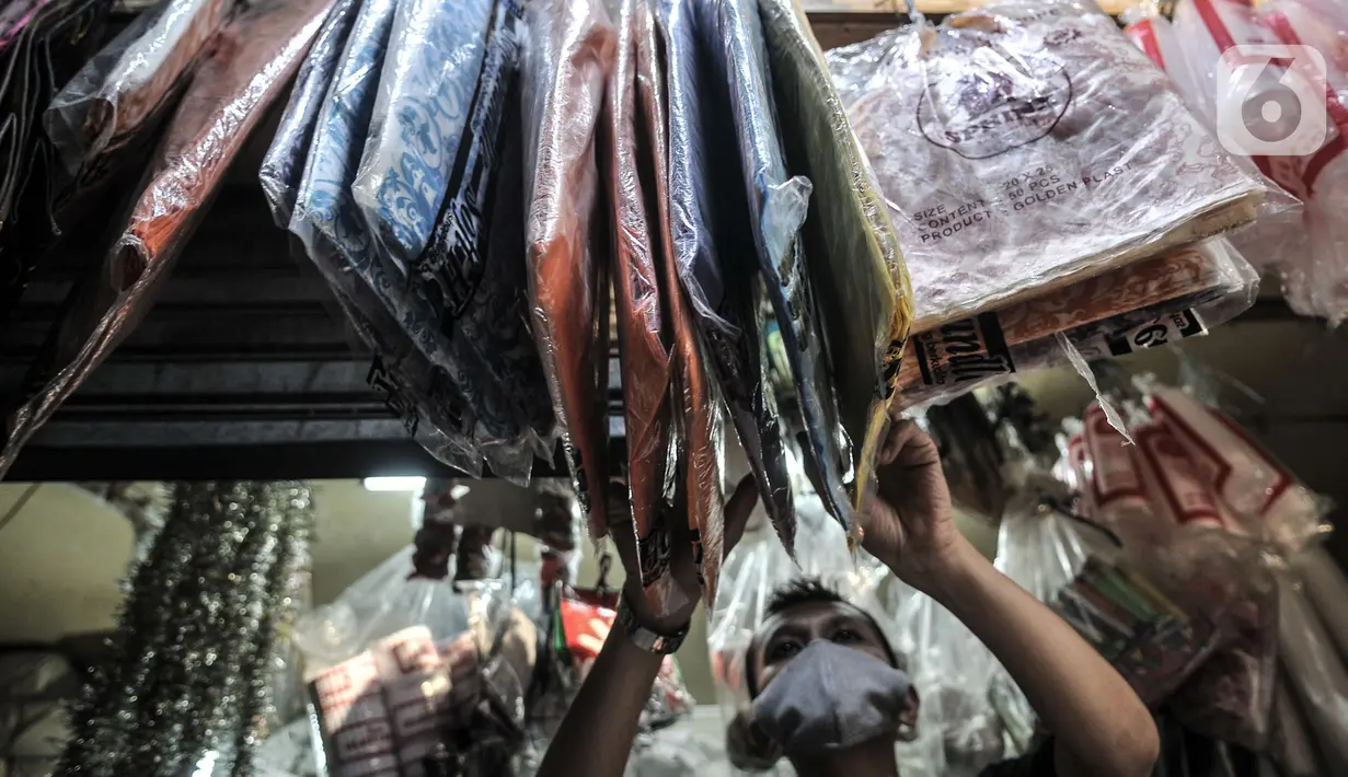 Abdullah merapikan kantong ramah lingkungan yang juga dijual di Pasar Tebet Barat, Jakarta, Selasa (30/6/2020). Meski dirinya juga telah menjual kantong ramah lingkungan, namun minat beli masyarakat tetap masih rendah. (merdeka.com/Iqbal S Nugroho)