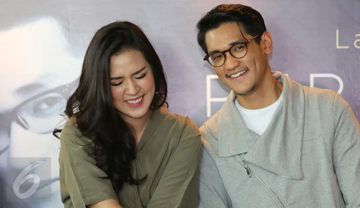 Afgan dan Raisa melakukan konferensi pers Launching single "percayalah" di cafe kawasan jakarta pusat, Senin (21/12). Percayalah merupakan lagu yang diciptakan Afgan dan Raisa dengan proses pembuatan selama 2 tahun lamanya. (Liputan6.com/Herman Zakharia)