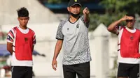 Joko Susilo saat memimpin latihan PSG Pati untuk menghadapi PSIM pada pekan keempat penyisihan Grup C Liga 2 di Stadion Manahan Solo, Selasa (19/10/2021). (Bola.com/Gatot Susetyo)