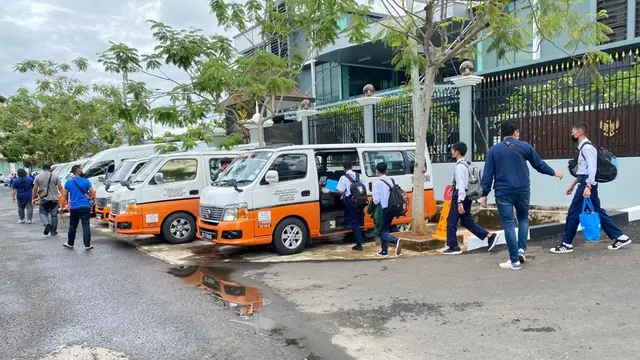 KRI Tawau antar 58 pelajar alumni Community Learning Center (CLC) Sabah, Malaysia yang akan lanjut sekolah di Indonesia.