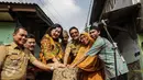 Wakil Gubernur DKI Jakarta, Djarot Saiful bersama staf dan warga setempat saat meresmikan program bedah rumah di Cilincing, Jakarta, Senin (17/4). (Liputan6.com/Faizal Fanani)