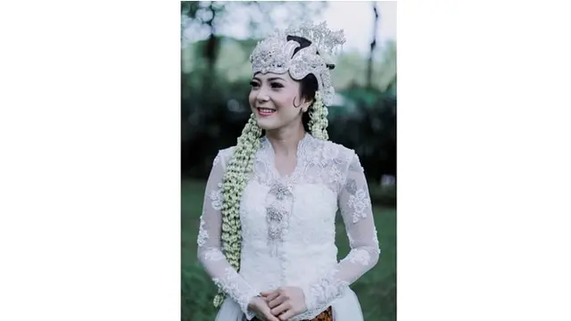 Pada momen pernikahannya, wanita 35 tahun ini terlihat cantik dengan adat Sunda. Penampilannya sukses bikin pangling.