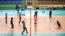 Sejumlah pemain tim Indonesia All Star melakukan latihan jelang laga Fun Volleyball 2024 melawan Red Sparks di GOR Bulungan, Jakarta Selatan, Jumat (19/04/2024). (Bola.com/Bagaskara Lazuardi)