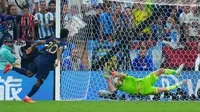 Kiper Argentina Emiliano Martinez memblokir tendangan pemain Prancis Kingsley Coman saat adu penalti pada pertandingan sepak bola final Piala Dunia 2022 di Stadion Lusail, Lusail, Qatar, 18 Desember 2022. Bermain imbang 3-3 selama 120 menit, Prancis akhirnya tumbang 2-4 dari Argentina dalam drama adu penalti. (AP Photo/Natacha Pisarenko)