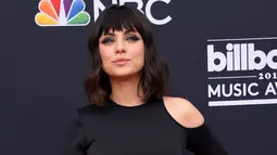 Aktris cantik Mila Kunis berpose setibanya menghadiri Billboard Music Awards 2018 di MGM Grand Garden Arena, Las Vegas, Minggu (20/5). Menghadiri acara penghargaan musik bergengsi ini, Mila Kunis muncul dengan gaya rambut barunya. (LISA O'CONNOR/AFP)