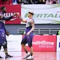 Pemain asing CLS Knights Surabaya, Duke Crews (kiri), mengalami musibah di bandara Amerika Serikat. (Bola.com/Zulfirdaus Harahap)