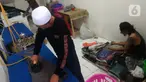 Pagi jelang siang pada sebuah bangunan ruko kompleks pertokoan berlantai tiga di pinggir jalan raya Parung-Ciputat, sekelompok pemuda bertato nampak sibuk melayani beberapa pelanggan menaruh pakaian untuk dilaundry. (merdeka.com/Arie Basuki)