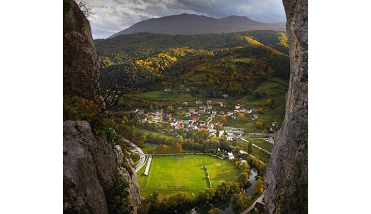 Lapangan Sepak Bola di Kljuc, Bosnia-Herzegovina dekat pegunungan dan pemandangan alam yang indah. (Photo/Instagram)