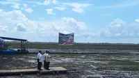 Presiden Prabowo Subianto menanam padi dengan memanfaatkan teknologi drone di Kabupaten Ogan Ilir, Sumatera Selatan (Sumsel), Rabu (23/4/2025) (Liputan6.com/ Lizsa Egeham)