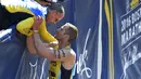 Matthew Cox dari Wels menyapa Bill Richard, ayah dari Martin Richard korban bom Boston 2013, Cox menyapa Bill usai melintasi garis finish pada ajang lari 120th Boston Marathon, Boston, Massachusetts , (18/4/2015). (REUTERS/Gretchen Ertl)