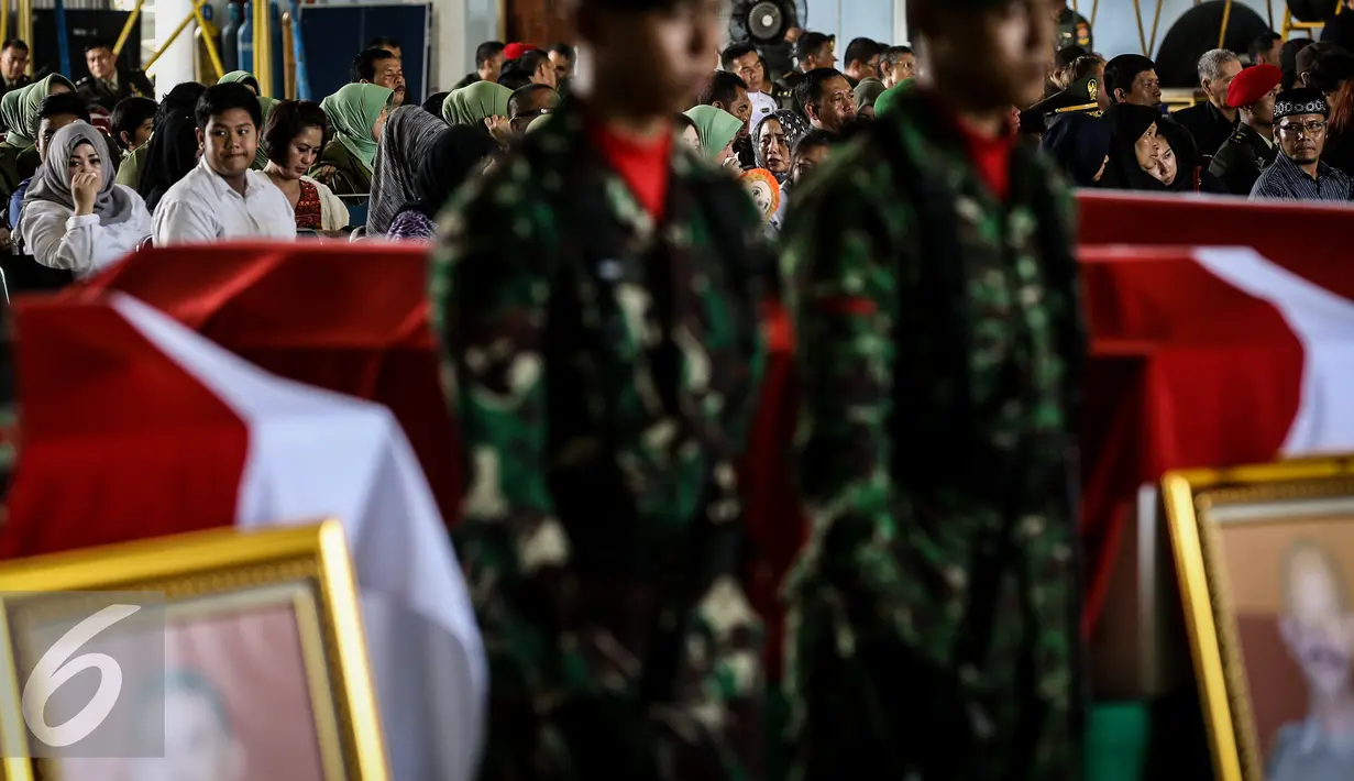 Keluarga korban jatuhnya Helikopter TNI AD jenis Bell 412 EP hadir acara persemayaman di Hanggar Skadron Udara 17 Lanud Halim Perdanakusuma, Jakarta, Selasa (22/3). (Liputan6.com/Faizal Fanani)