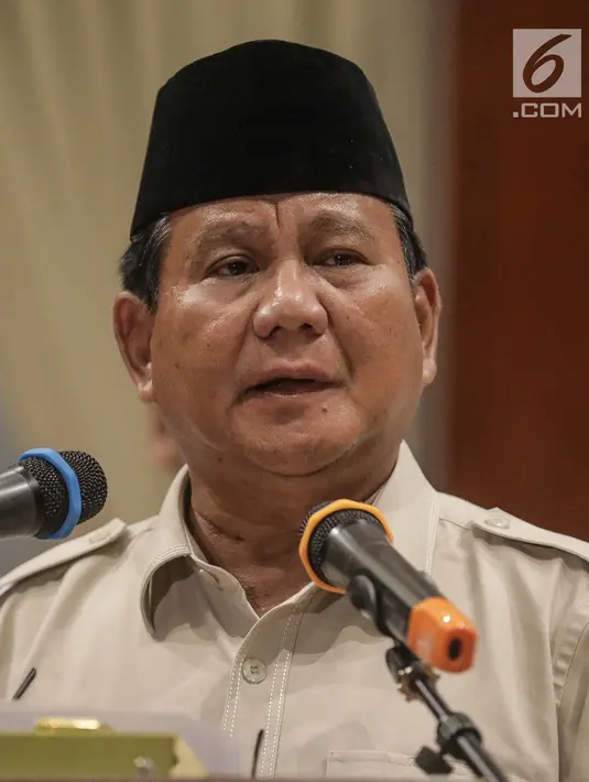 Capres Prabowo Subianto memberikan keterangan terhadap wartawan di Rumah Kertanegara, Jakarta Selatan, Rabu (8/5). ). Prabowo mengkritik pernyataan Hendropriyono yang mengingatkan sejumlah WNI keturunan arab untuk tidak menjadi provokator. (Liputan6.com/Faizal Fanani)