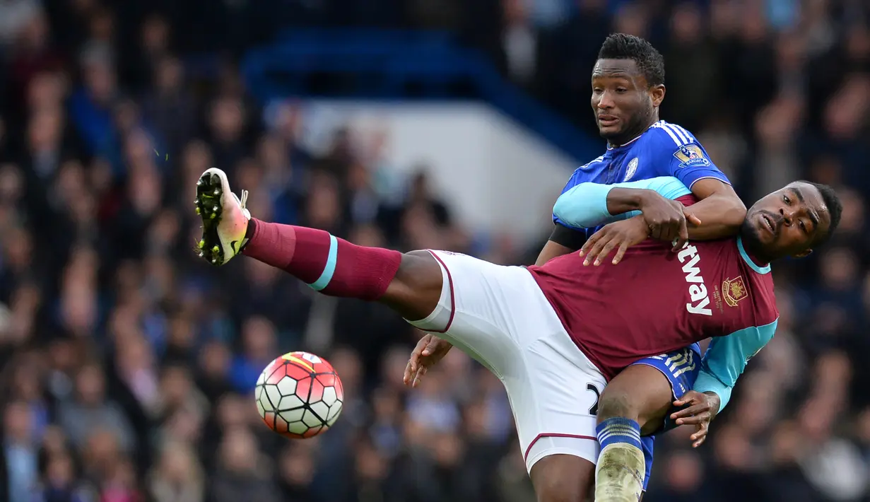 Pemain Chelsea, John Obi Mikel (kiri), berebut bola dengan pemain West Ham United, Emmanuel Emenike, dalam lanjutan Liga Inggris di Stadion Stamford Bridge, London, Sabtu (19/3/2016). (AFP/Glyn Kirk)