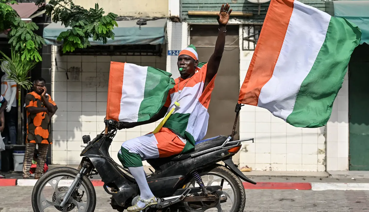 Para pemain timnas Pantai Gading menyapa para pendukung yang mayoritas mengenakan jersey berwarna oranye. (Issouf SANOGO/AFP)