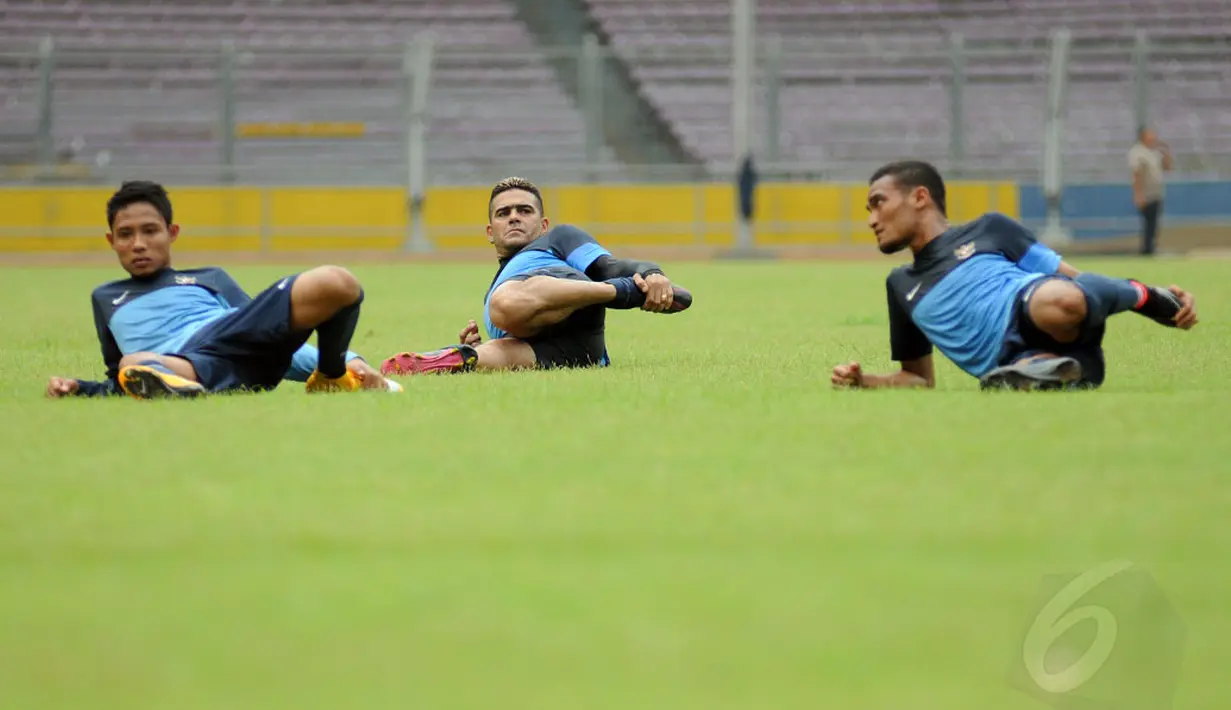 Penyerang Timnas Senior Indonesia, Cristian Gonzales (tengah) melakukan peregangan otot usai berlatih jelang laga persahabatan melawan Timor Leste di Stadion GBK Jakarta, Senin (10/11/2014). (Liputan6.com/Helmi Fithriansyah)