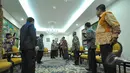 Wakil Presiden Jusuf Kalla bersalaman dengan anggota Tim Penyelamat PSSI di Kantor Wakil Presiden, Jakarta, Rabu (1/4/2015). Jusuf Kalla secara khusus meminta pelaksanaan Kongres PSSI bisa berjalan lancar. (Liputan6.com/Faizal Fanani)