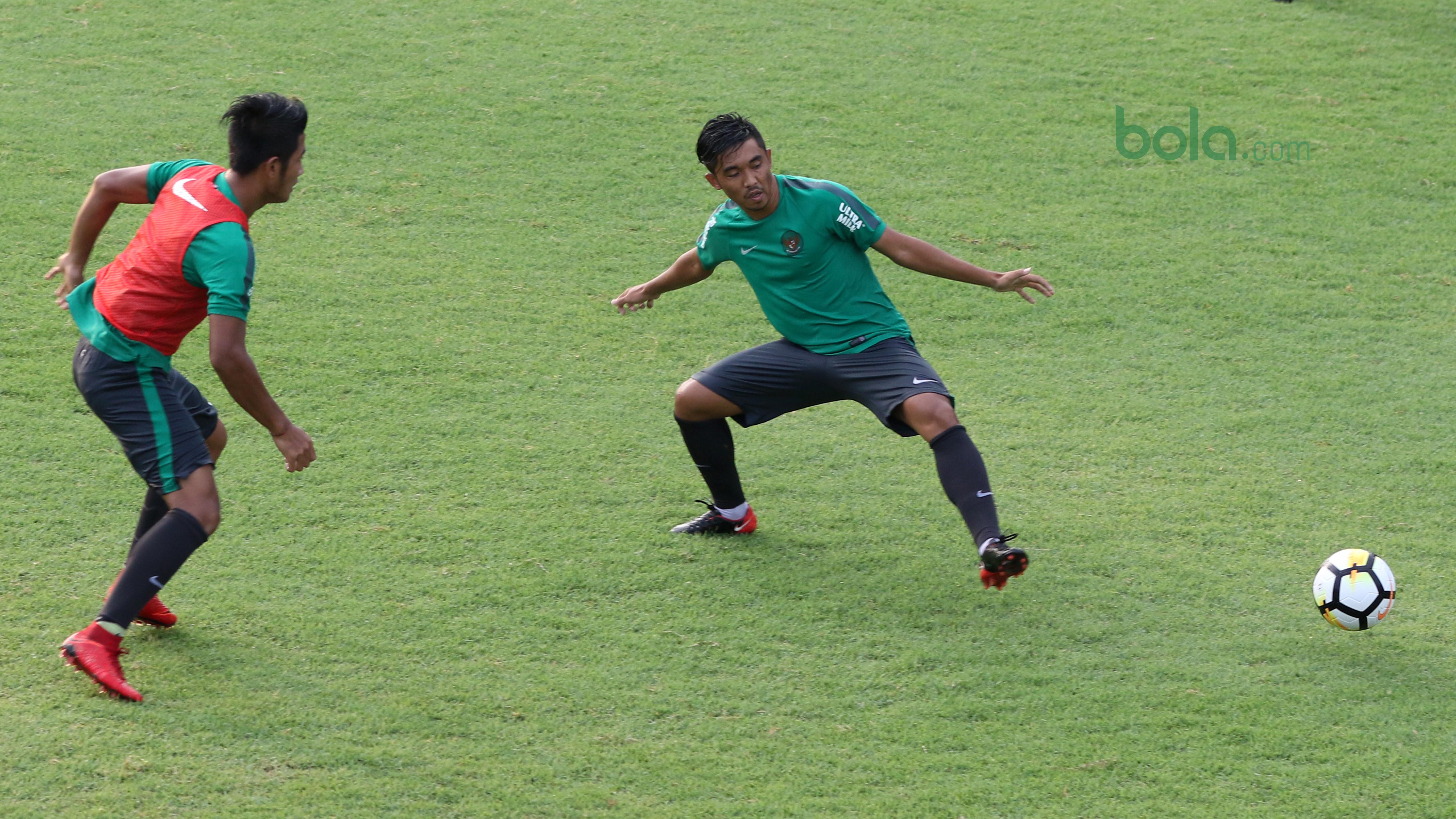 Aksi pemain Timnas Indonesia U-23, I Putu Gede (kiri) memberikan umpan melewati rekannya pada sesi latihan di Lapangan A,B,C, Senayan, Jakarta (18/2/2018). Latihan ini merupakan persiapan Asian Games 2018. (Bola.com/Nick Hanoatubun)