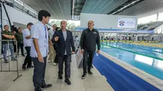 Presiden Federasi Akuatik Internasional atau World Aquatics, Husain Al-Musallam, mengunjungi Indonesia Open Aquatic Championships (IOAC) 2025. (Bola.com/Bagaskara Lazuardi)