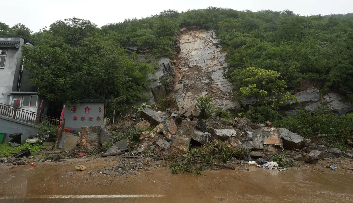 Media pemerintah China melaporkan beberapa orang tewas dan lainnya hilang di tengah banjir di pegunungan sekitar ibu kota Beijing. (AP Photo/Ng Han Guan)