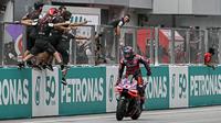 Kemenangan pada Sprint Race MotoGP Malaysia 2024 membuat Jorge Martin unggul 29 poin dari pesaing terdekatnya, Francesco Bagnaia. (Lillian SUWANRUMPHA/AFP)