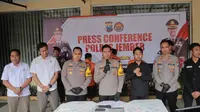 Kapolres Jember AKBP Bayu Pratama Gubunagi (Tengah) tunjukan barang bukti perampokan dalam konpresi pers di Mapolres Jember (Istimewa)