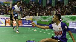 Fajar Alfian/Ricky Karanda Suwardi, harus bekerja keras untuk mengalahkan Kenas Adi Haryanto/Praveen Jordan, dalam final beregu putra bulutangkis PON XIX Jawa Barat di GOR Bima, Cirebon, Jumat (23/9/2016). (Bola.com/Arief Bagus)
